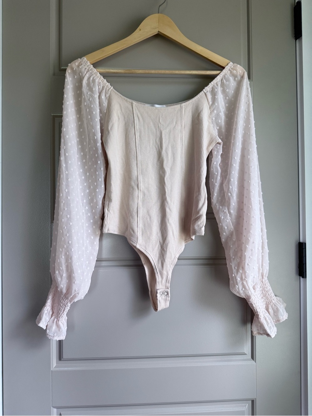 Boutique cream ivory swiss dot balloon sleeve long sleeve stretch bodysuit top